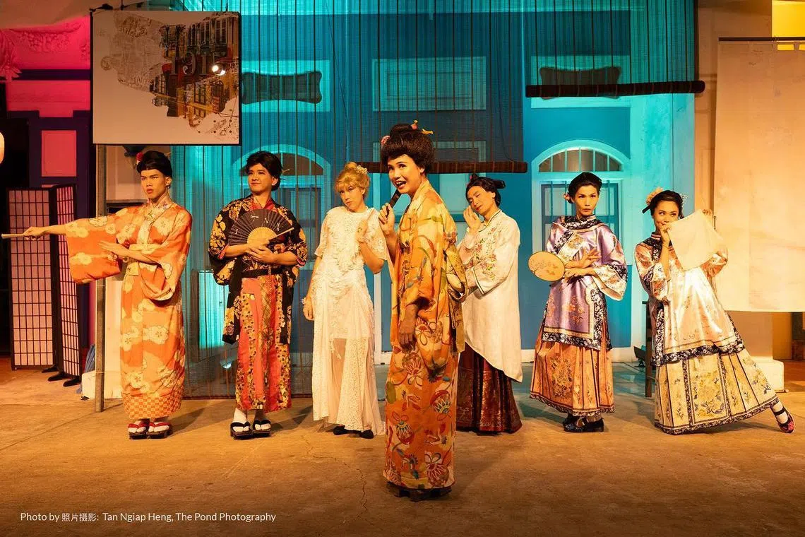 詹文倩在实践剧场《四马路》中任助理导演，也参与演出，该制作入围2024年《海峡时报》“生活！戏剧奖”最佳群戏。（The Pond Photography摄）