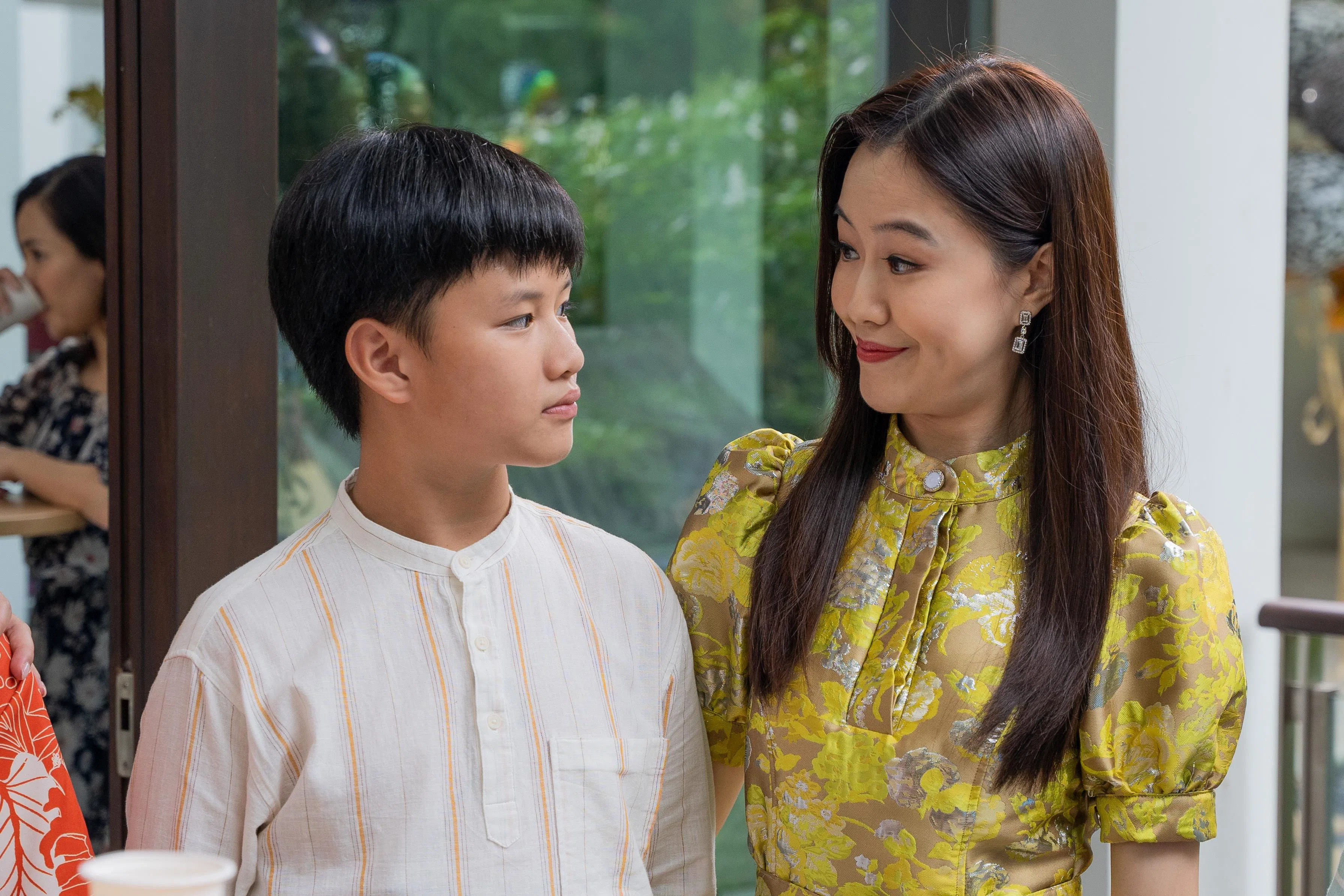 江松恒（左）和柳胜美（右）在片中饰演母子。（嘉华院线提供）