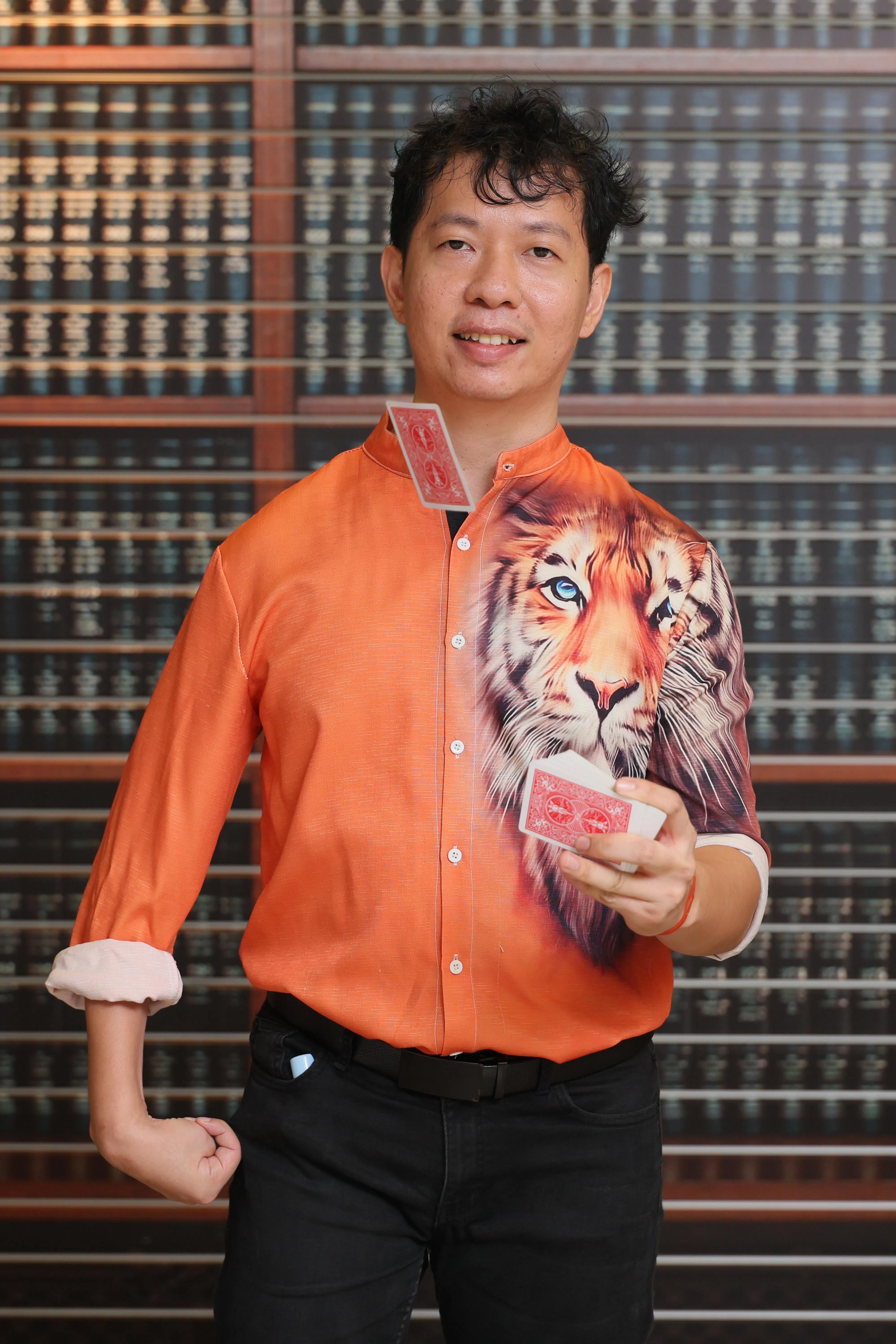 37岁的蒋德福是当今世上少数能单手表演的魔术师，他还是长跑和垂直马拉松健将，几年前学会了交际舞。他也打算尝试游泳和攀岩运动。（龙国雄摄）