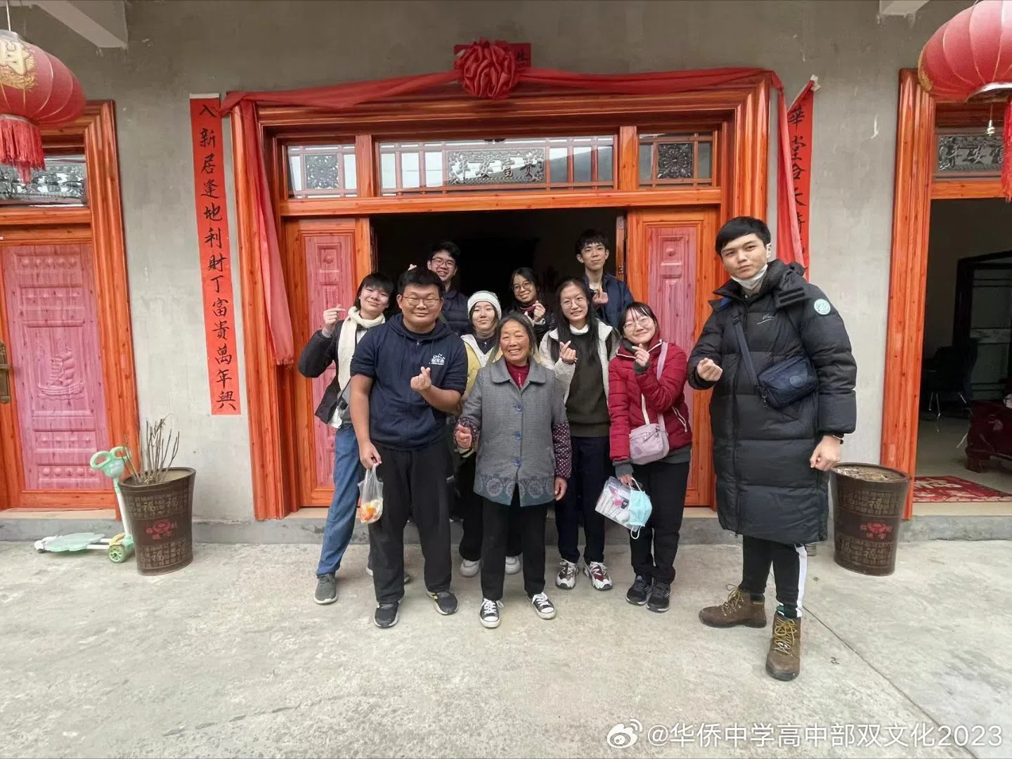 华中学生受到村民的热烈欢迎。（华侨中学梁勇摄）