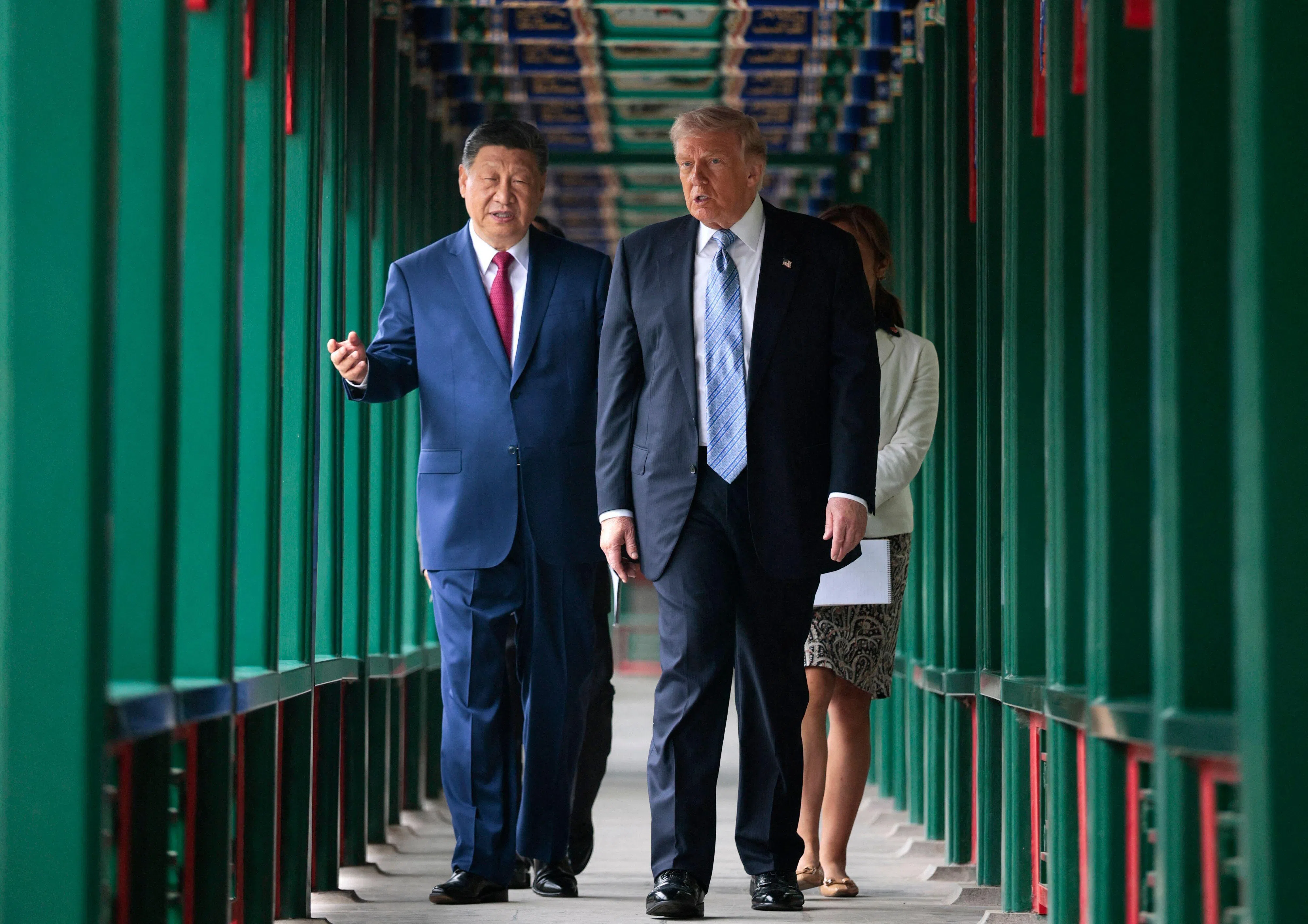 习近平与特朗普在中南海散步交谈。（法新社）