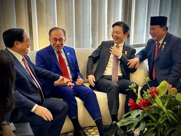 总理兼财政部长黄循财（右二）与出席二十国集团峰会的越南总理范明政（左起）、马来西亚首相安华、印尼总统普拉博沃等亚细安领导人，轻松互动交流。（数码发展及新闻部提供）