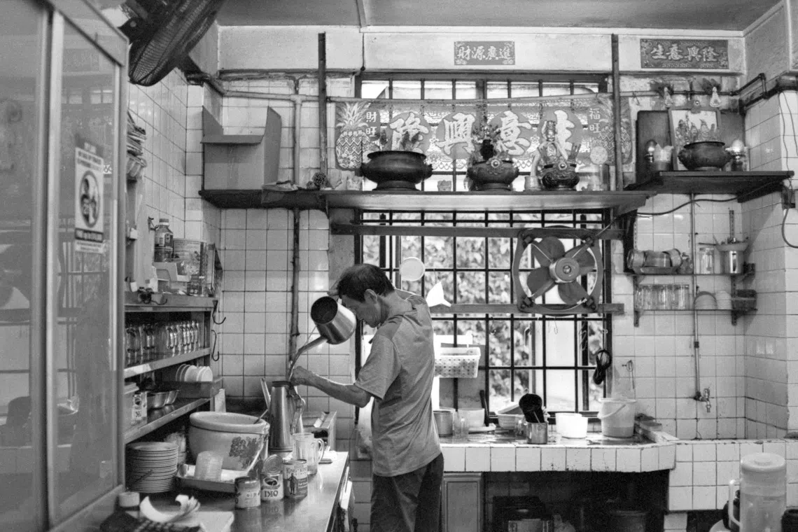 自1964年开业以来，惹兰民亚组屋区的万金源，几乎未曾改变。（新加坡华族文化中心提供）