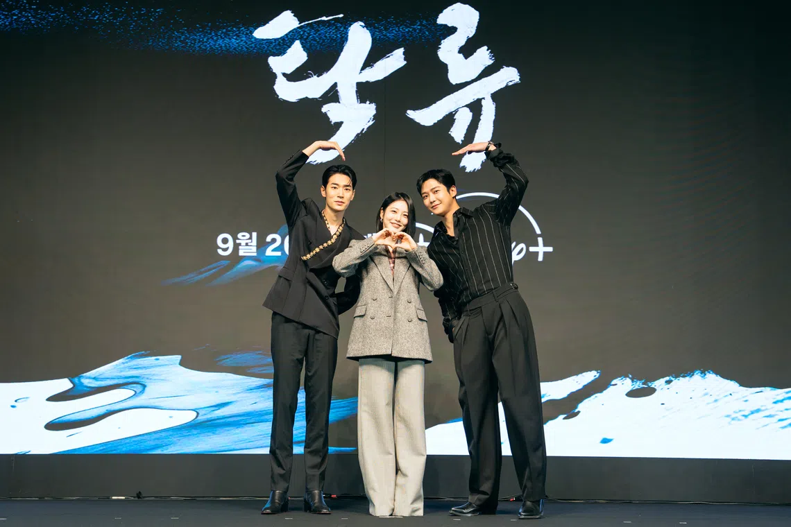 朴栖含（左起）、辛叡恩和路云在《浊流之争》记者会上互相吹捧。（Disney+提供）