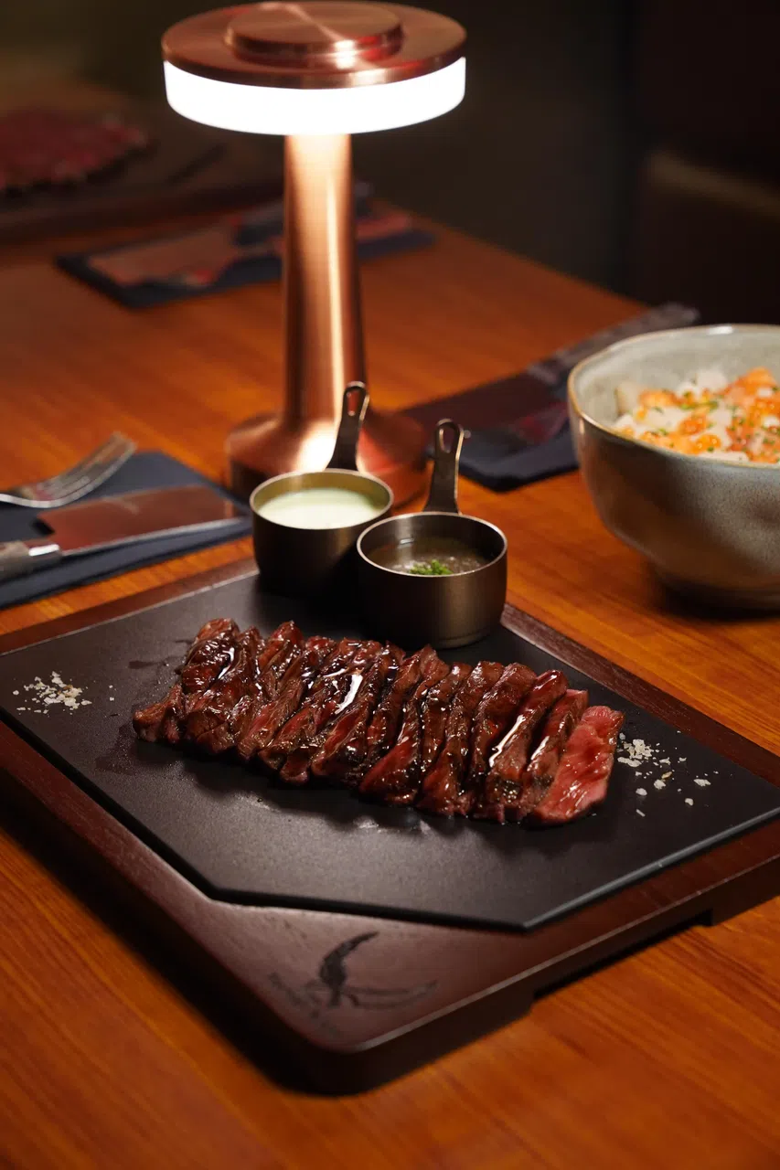 以备长炭烤炙的牛肩翼板肉牛排肉质柔嫩。（餐馆提供）