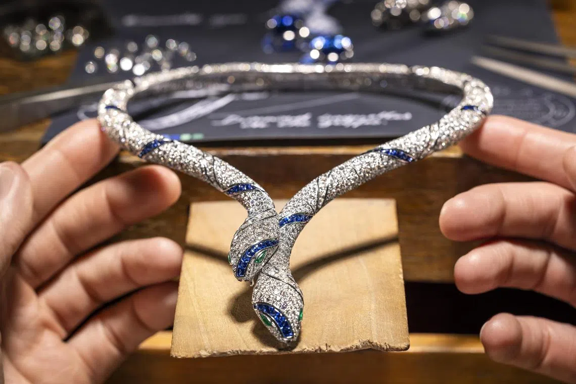 Serpenti Sapphire Echo项链，两颗梨形切割斯里兰卡蓝宝石被巧妙改造成可拆卸吊坠，也可作耳环佩戴。（宝格丽提供）