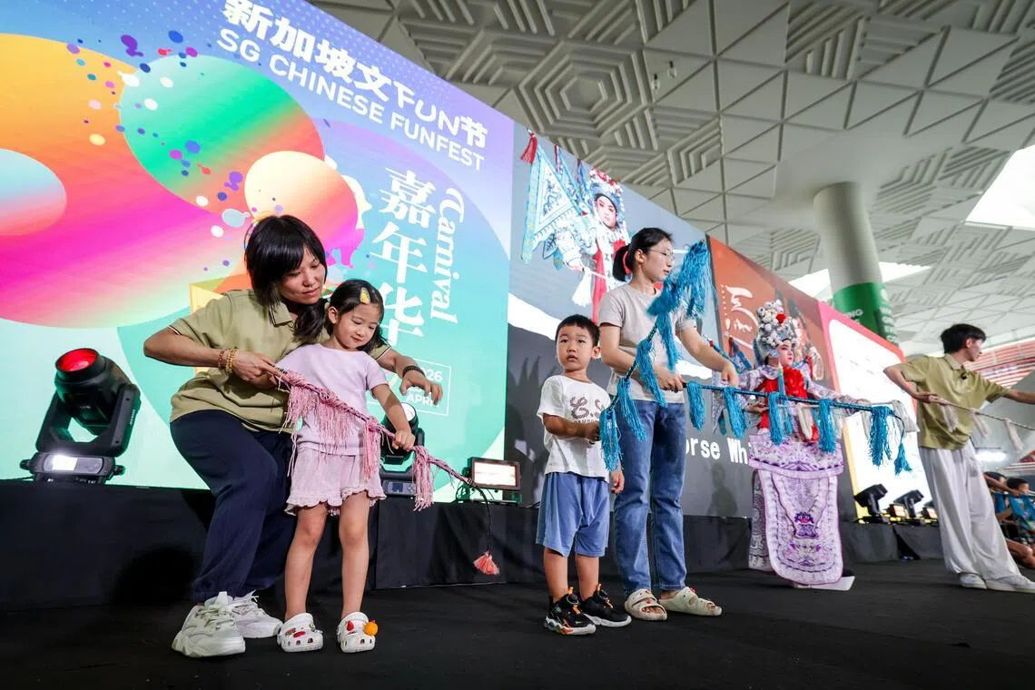 南华潮剧社的青年表演者除了呈献《托媒选婿》《罗成陷阵》《刀马旦》等经典选段，还邀请孩童上台尝试挥舞马鞭。（叶振忠摄）