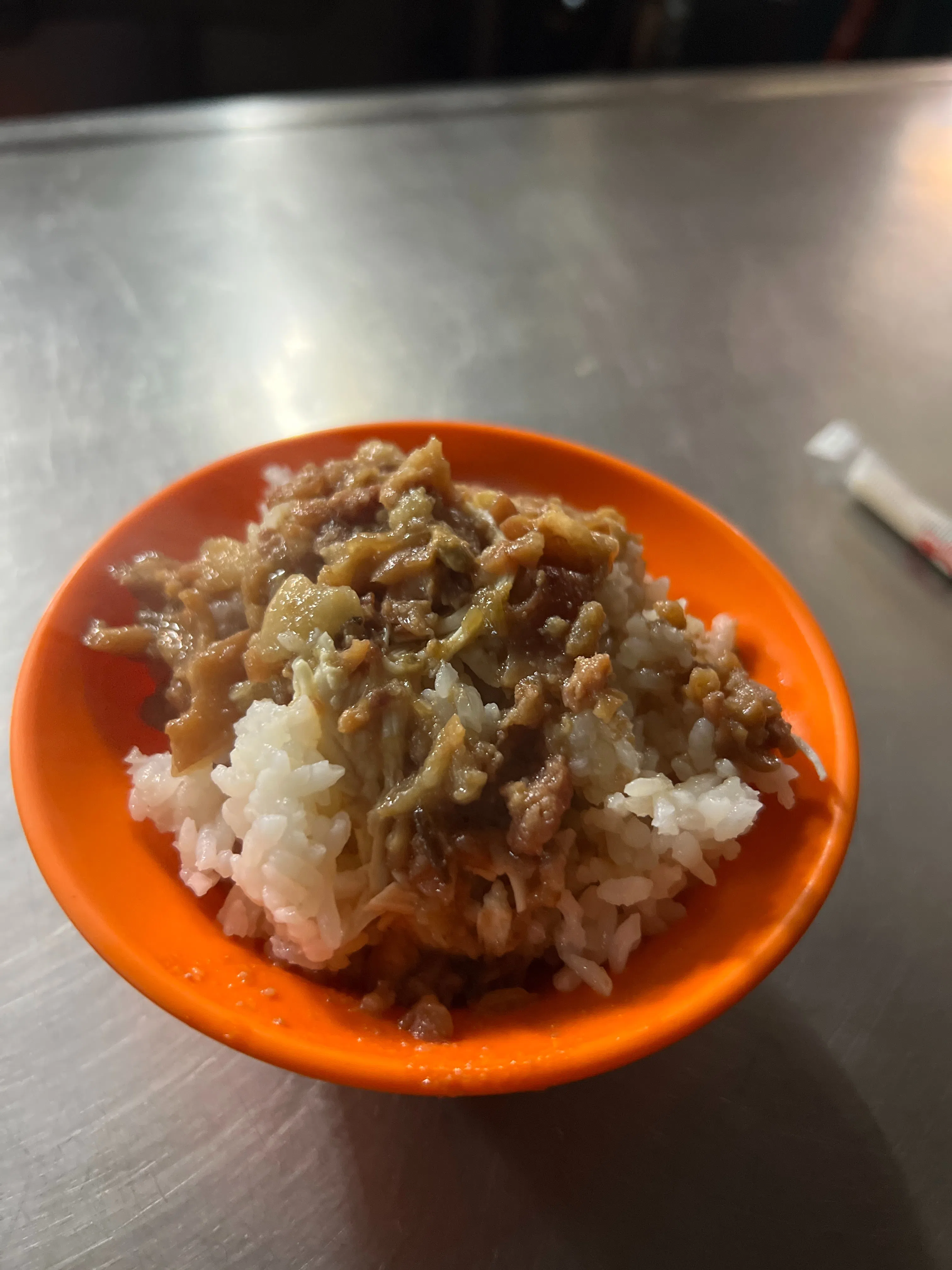 有市场，有人流，就有美食。图为基隆鱼市的卤肉饭。（叶孝忠摄）