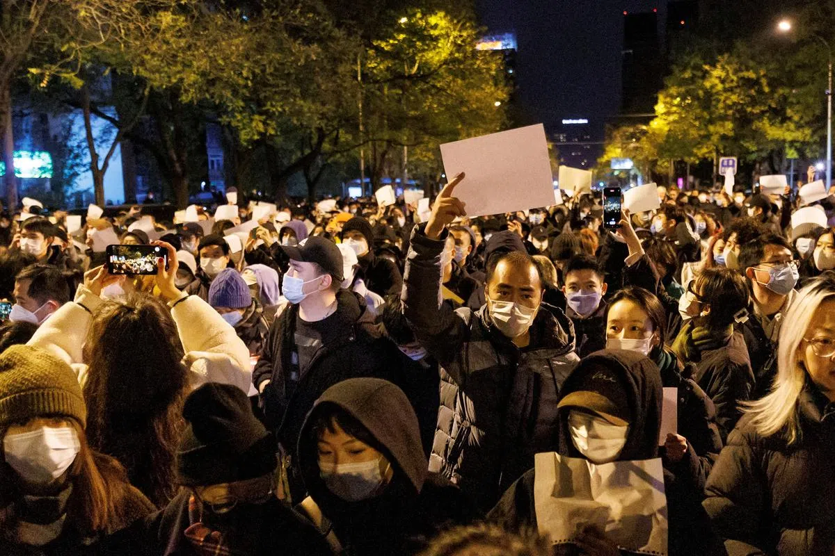 2022年11月27日，乌鲁木齐火患发生后的首个周末，中国各地爆发反封控示威。图示北京民众高举白纸，以示无声的抗议。（路透社）