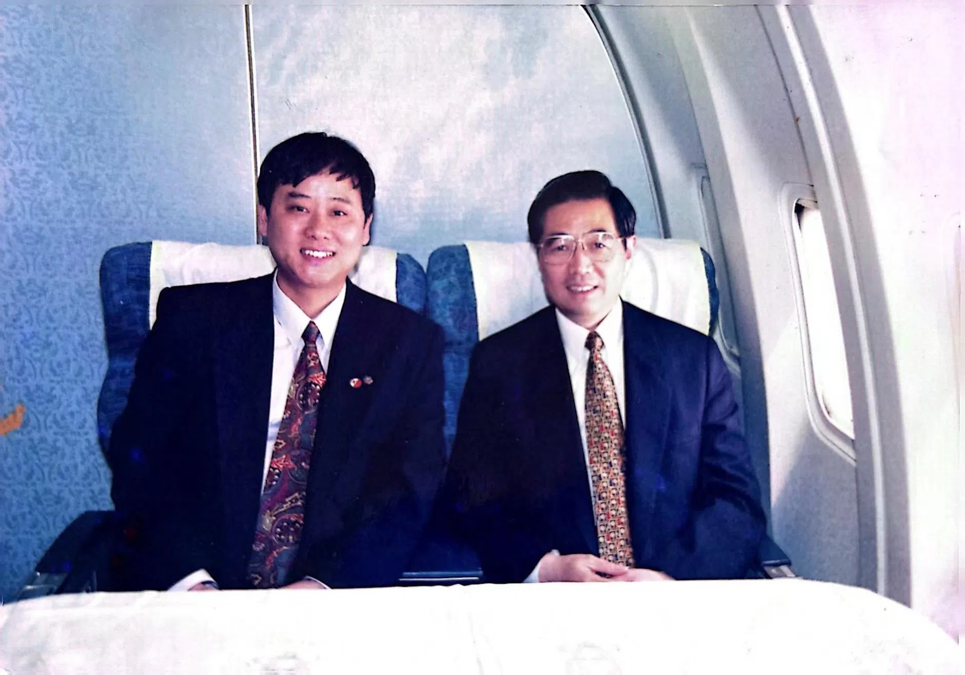 1998年，还在新华社任职的于泽远（左）作为随团记者，采访中国国家副主席胡锦涛（右）访问日本的行程。（于泽远提供）