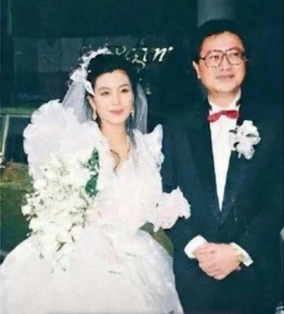 伍咏薇在21岁那年嫁给年长31岁的翁江培，可惜新婚13天，翁江培便因心脏病发猝死。（互联网）