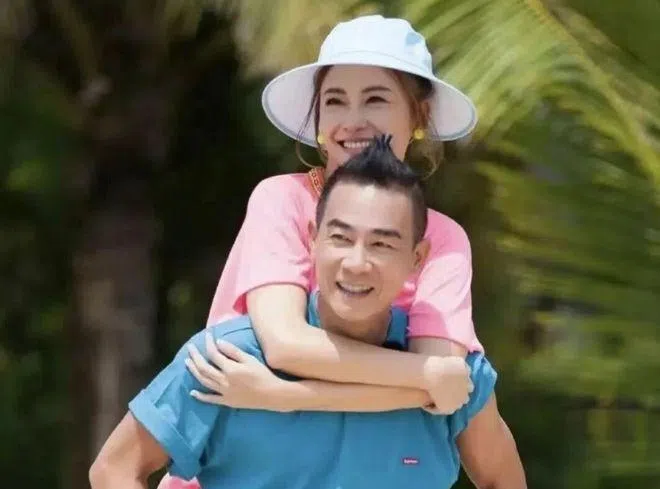 陈小春和太太应采儿一柔一刚的配合，化解了公关危机。（互联网）