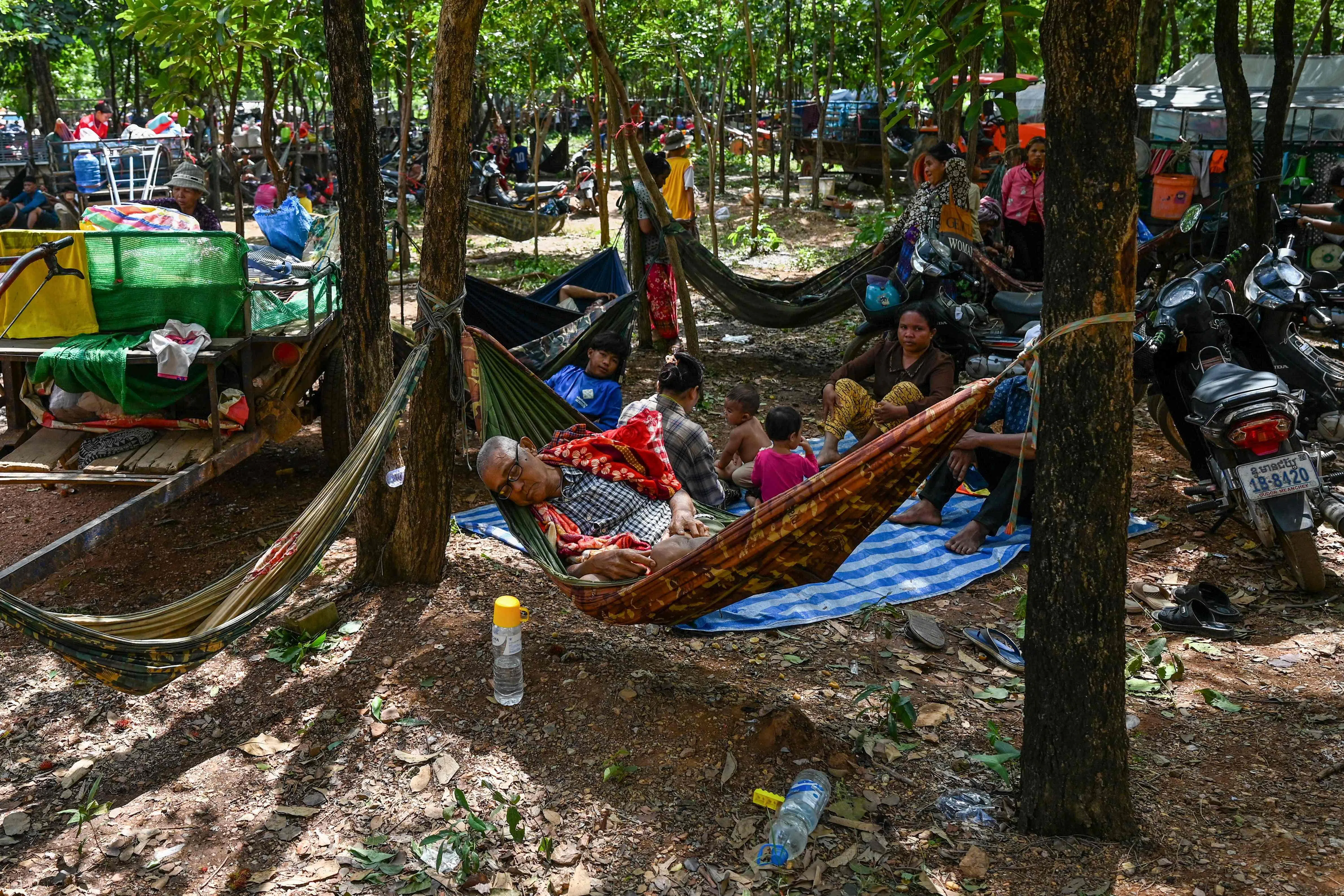 柬埔寨民众逃离泰柬边境的家园，星期五在奥多棉吉省一座寺庙院内休息躲避炮火。（法新社）