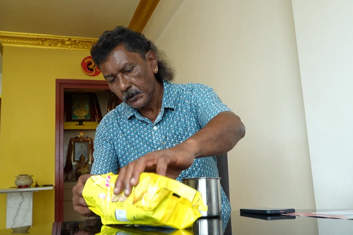 66岁的拉梅斯三餐几乎在外解决。（视频截图）