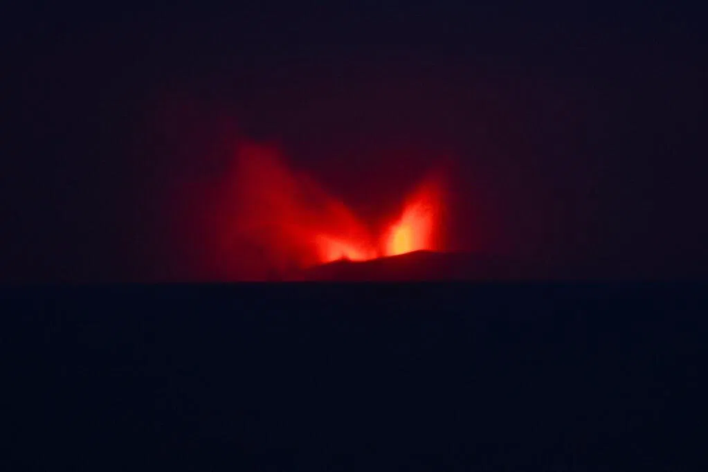 雅加达机场航班因火山灰暂停起降-feature-thumbnail