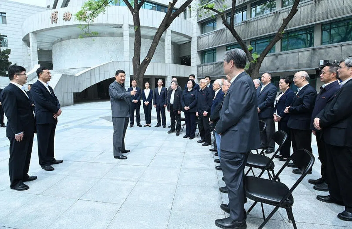 习近平4月25日在中国人民大学考察。（新华社）