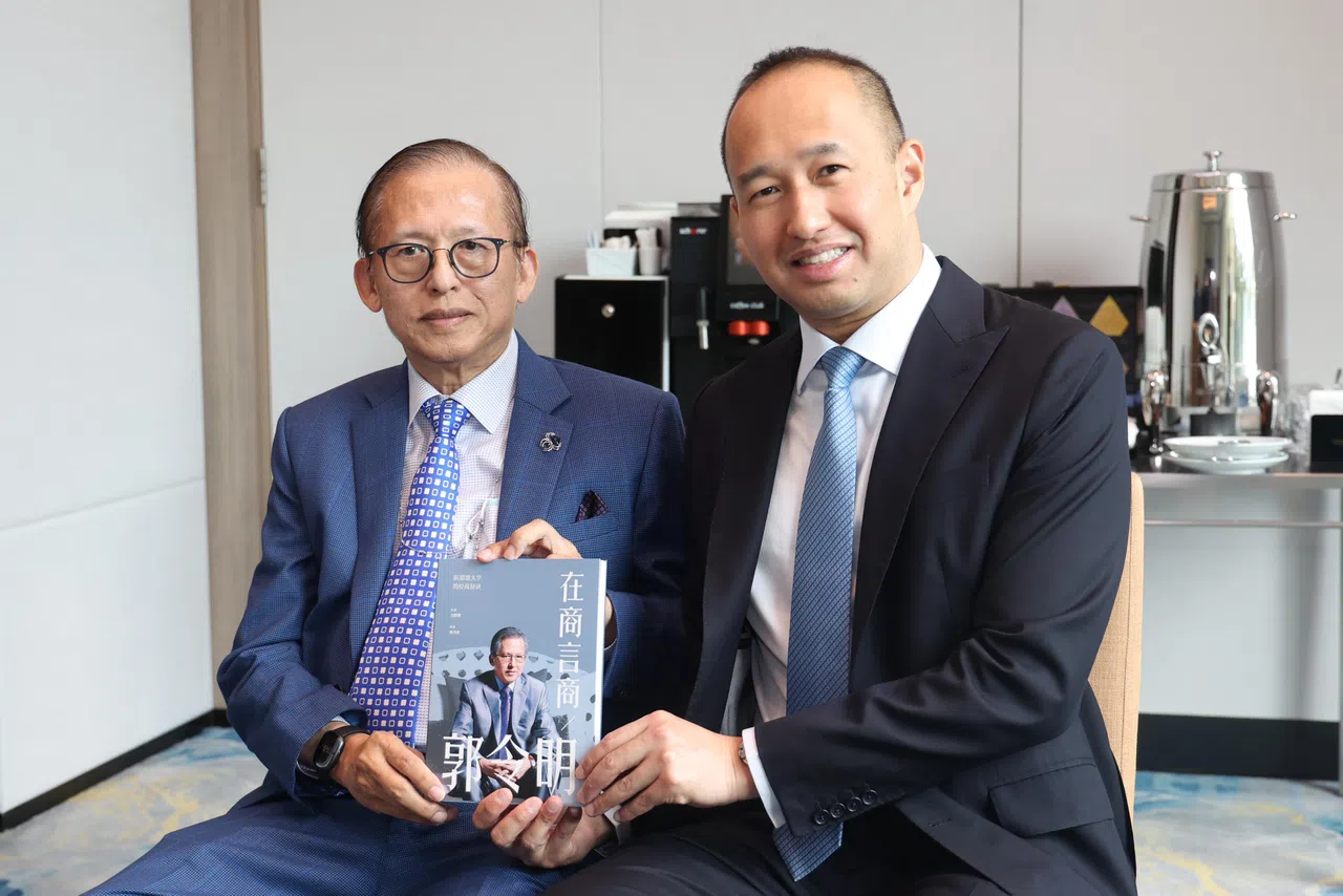 郭令明（左）说，郭益智（右）领导的小组两次绕过提名委员会，改变董事会成员构成，并迅速采取行动，对董事会委员会和城市发展治理进行重大调整。 图为2024年郭令明发布中文版传记《在商言商：郭令明》时，与郭益智合照。（档案照片）