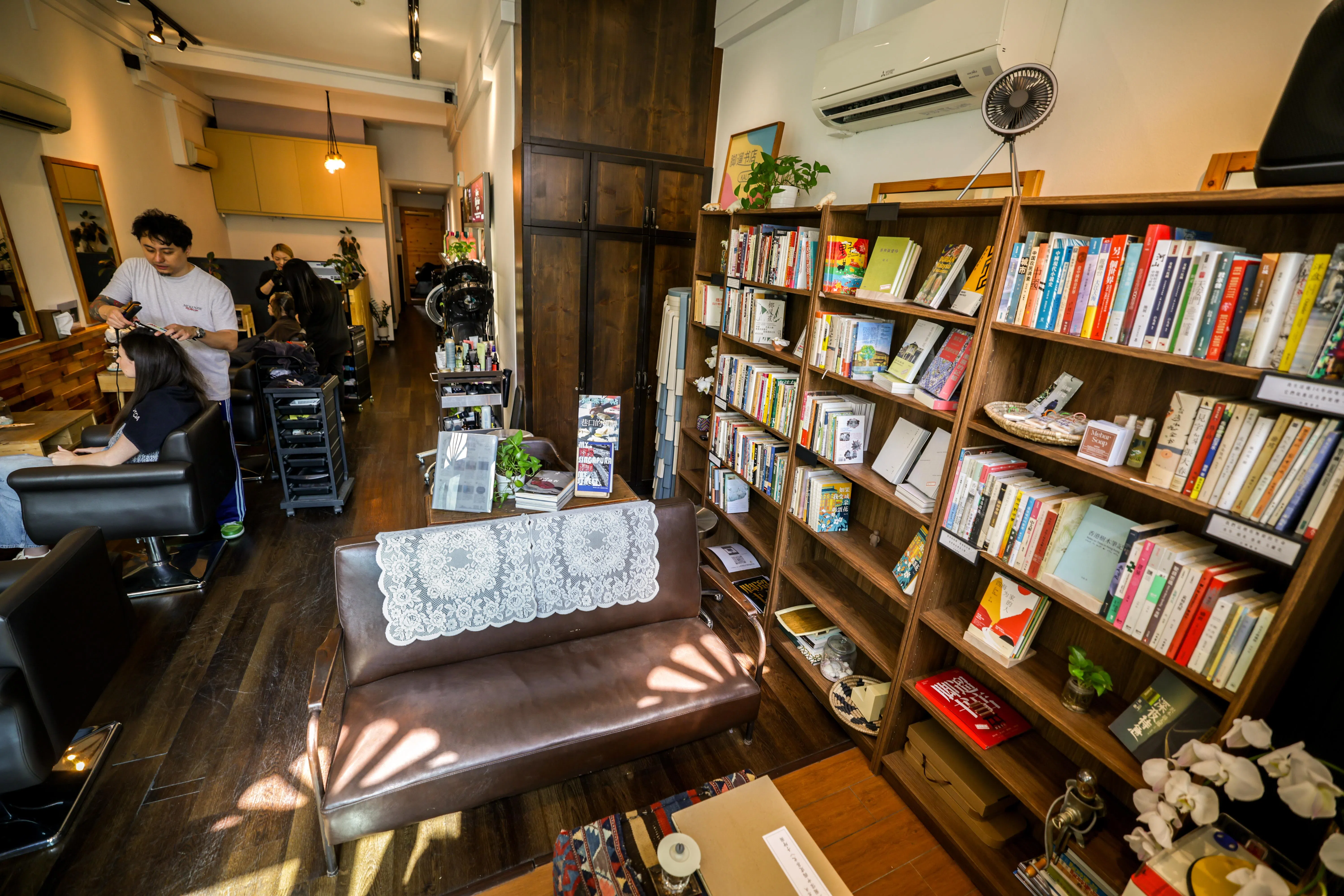 设在发廊里头的脚遛书店。（叶振忠摄）