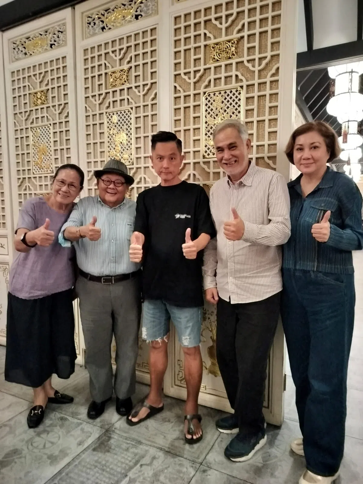 林益民（左二）出席2023年周初明（中）55岁生日晚宴，右二为朱厚任。（取自林益民脸书）
