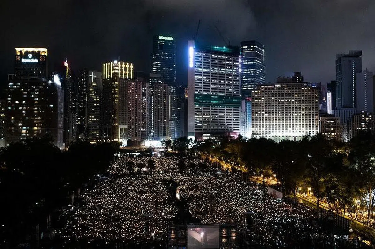 2019年6月4日，有数以千计的民众出席支联会在港岛维多利亚公园举办的烛光晚会。（法新社档案照） 