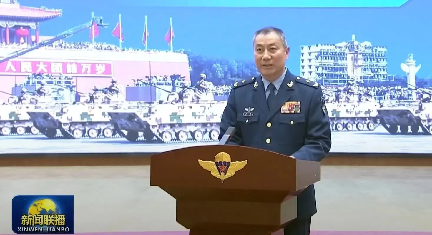 中共总书记、中央军委主席习近平年11月在湖北视察空降兵军，当时还是军空少将的文东汇报工作。（央视新闻联播截图）