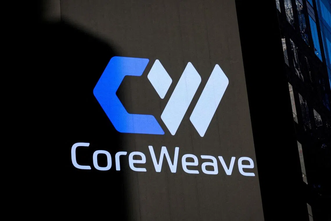 CoreWeave目前的积压订单总额高达556亿美元，已签约电力容量是2.9吉瓦，比截至今年6月底的第二季度的2.2吉瓦高。（路透社）