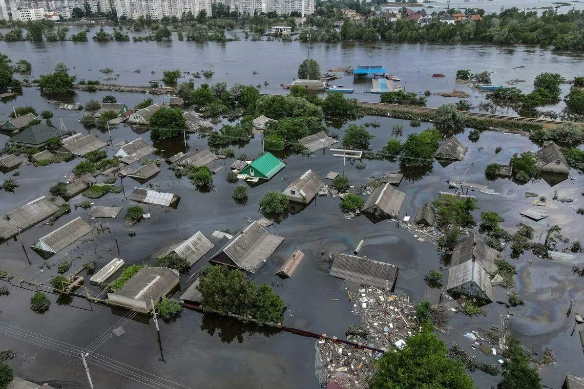 卡霍夫卡水坝于6月6日清晨爆炸被毁后，洪水淹浸赫尔松州（Kherson）三角洲地带数十个聚居点和包括赫尔松市在内的多个城市。（路透社）