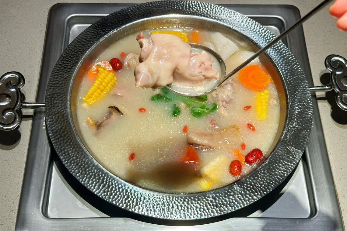 胶原蛋白滋补猪蹄汤如其名，感觉非常滋补美颜，也较清淡。（餐馆提供）
