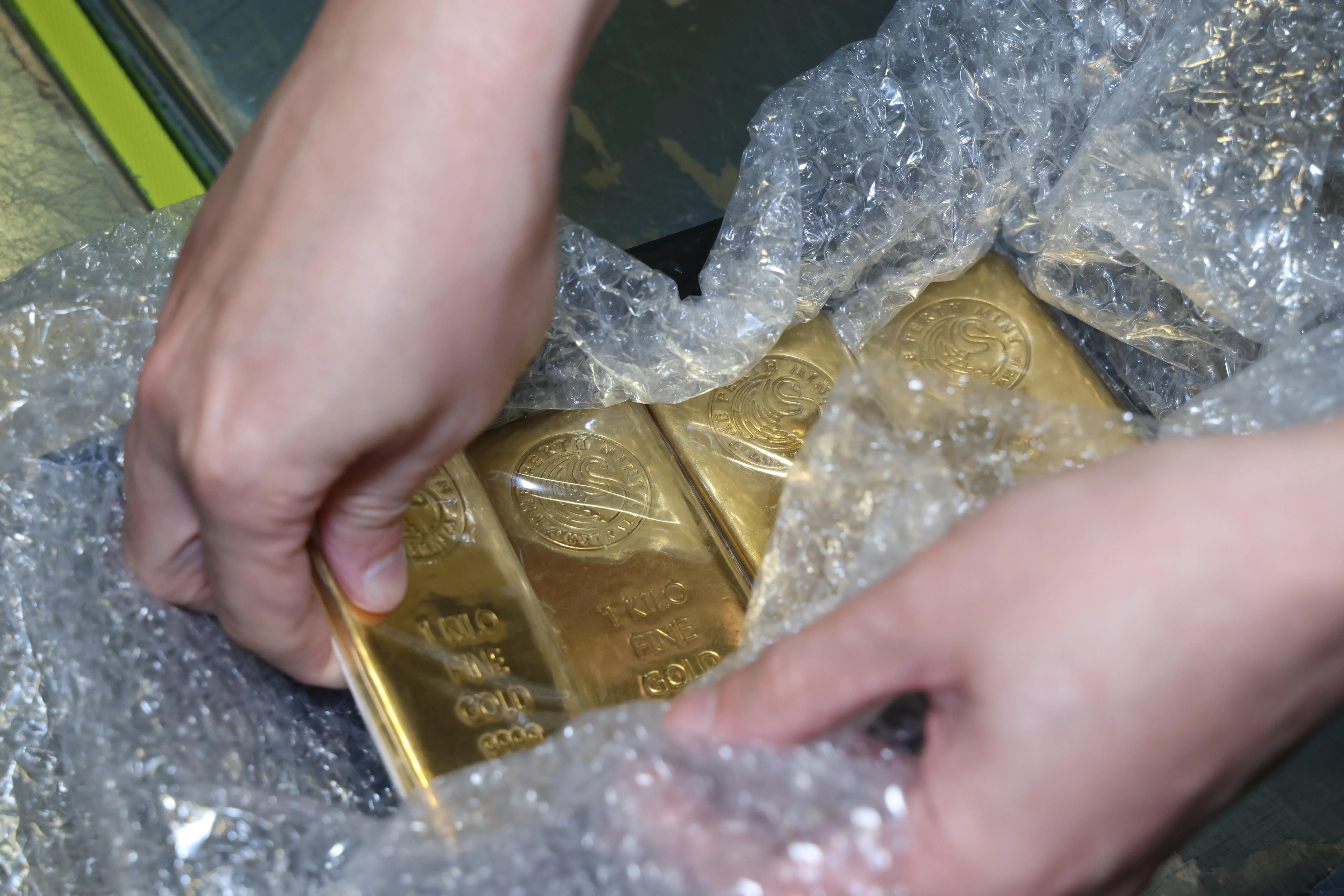 工作人员会将金条包裹在气泡膜中，减少搬运过程中金条受损的风险。（郑一鸣摄）