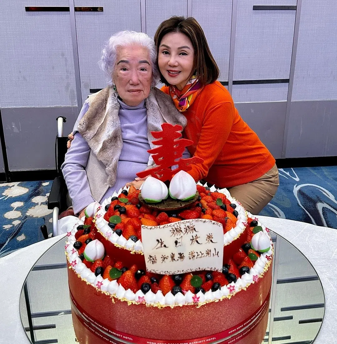 谢玲玲（右）与林建岳离婚后，和前家婆关系仍亲密如一家人。（取自谢玲玲IG）