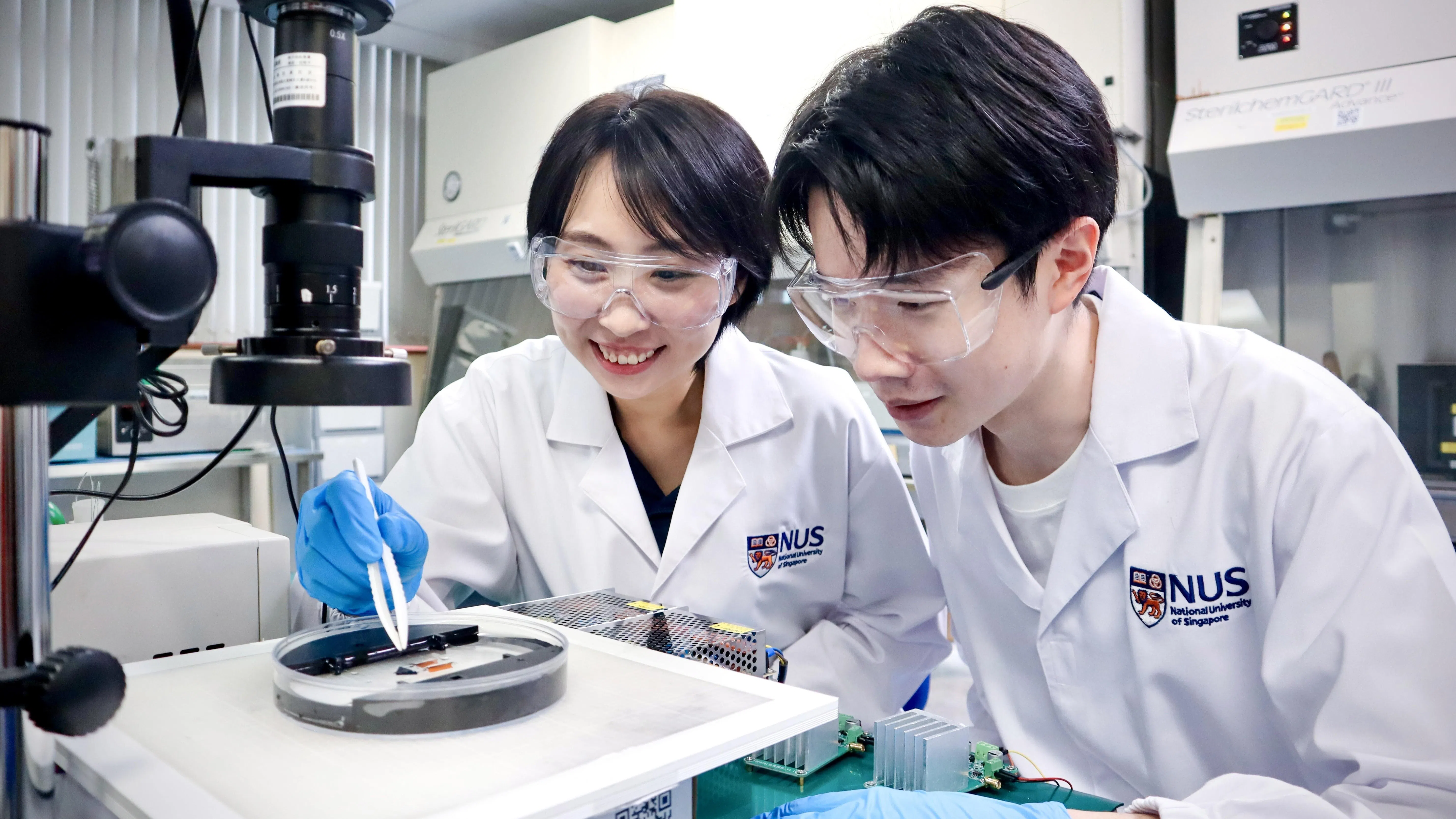 国大设计与工程学院机械工程系的陈毓君助理教授（左）领导的研究团队取得了突破性进展，开发出可让肌肉“自我锻炼”的新方法，借此打造出至今速度最快的骨骼肌驱动生物混合游动机器人“肌驱仿生鱼”，这项新的研究，未来在医学方面可用于修复受损肌肉，也可以制造微型执行器在人体内输送药物。（国大提供）