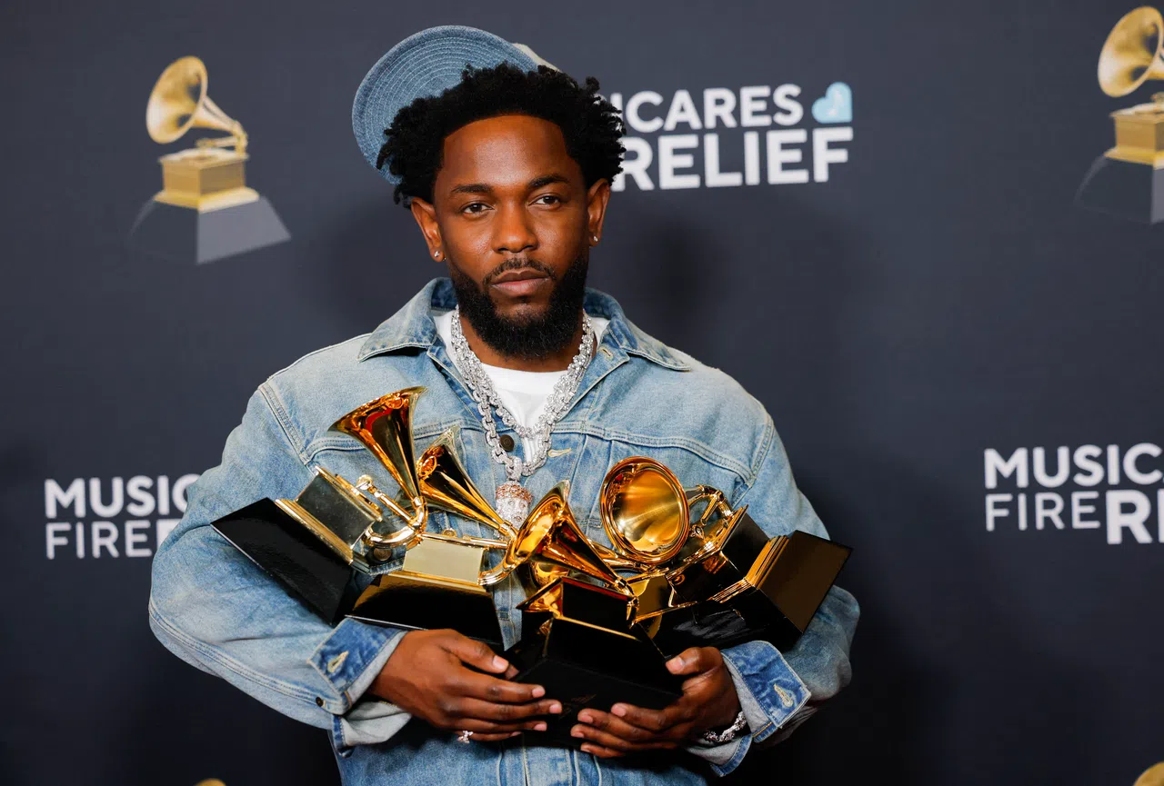 美国说唱歌手Kendrick Lamar（肯德里克拉马尔）凭借“Not Like Us”摘得“年度歌曲大奖”和“年度制作大奖”等五座奖项，成为最大赢家。（路透社）