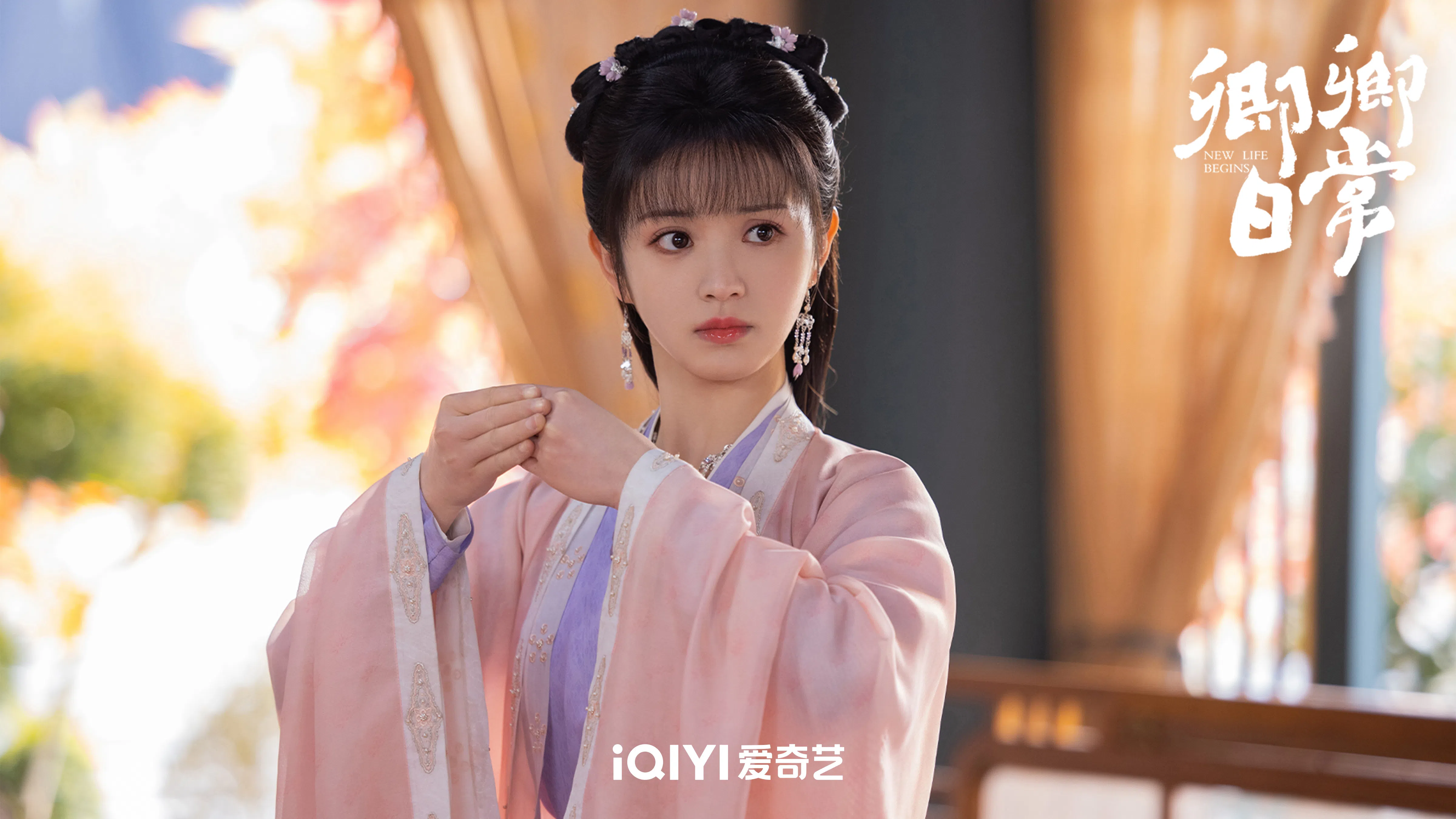 田曦薇在《卿卿日常》里饰演单纯活泼的李薇，剧集热度与口碑双收，让她的甜妹形象进一步深入人心。（取自剧集微博）