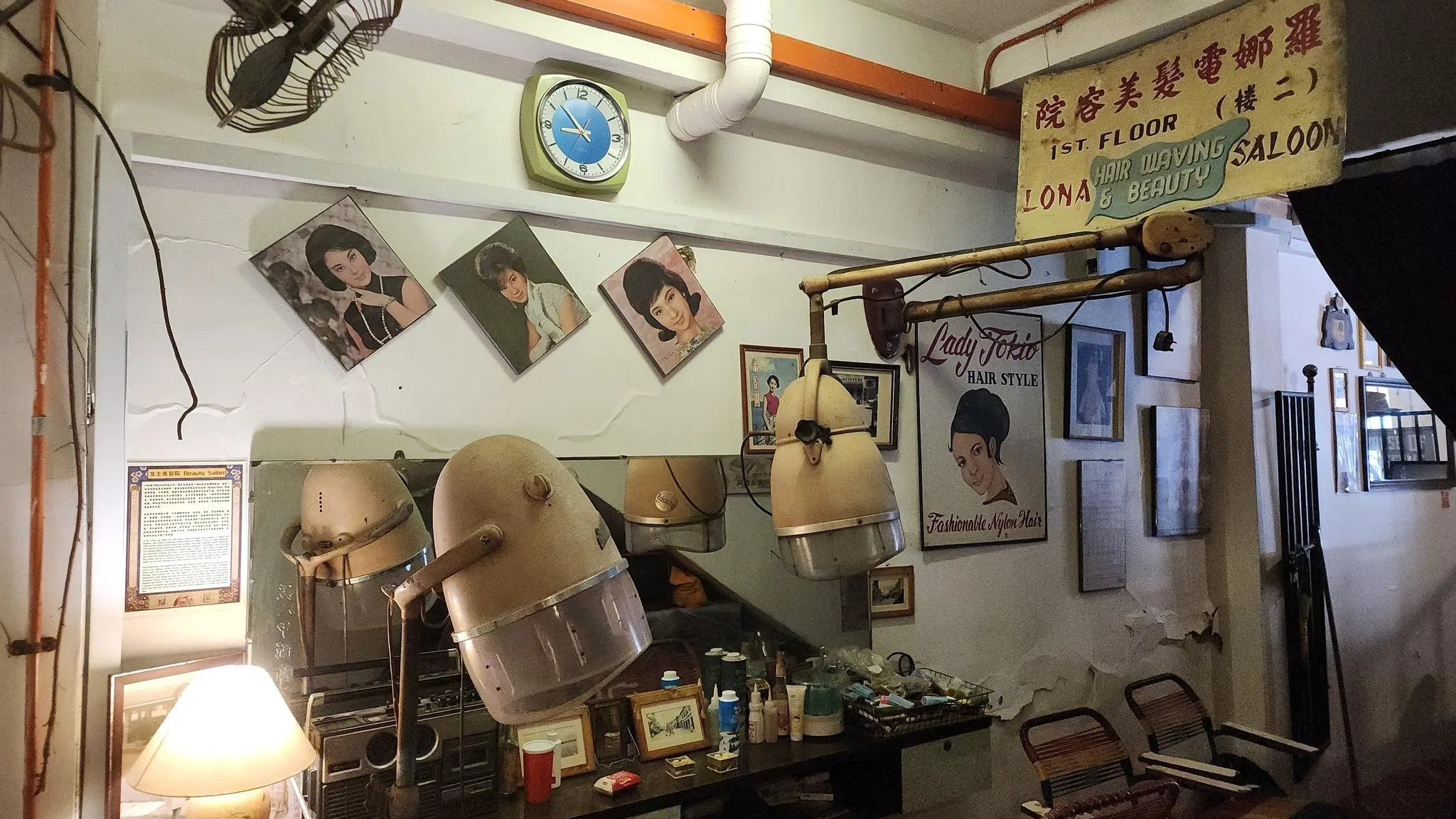 老行业博物馆内的传统电发美容店，重现了复古的南洋风情。（陈永安摄）