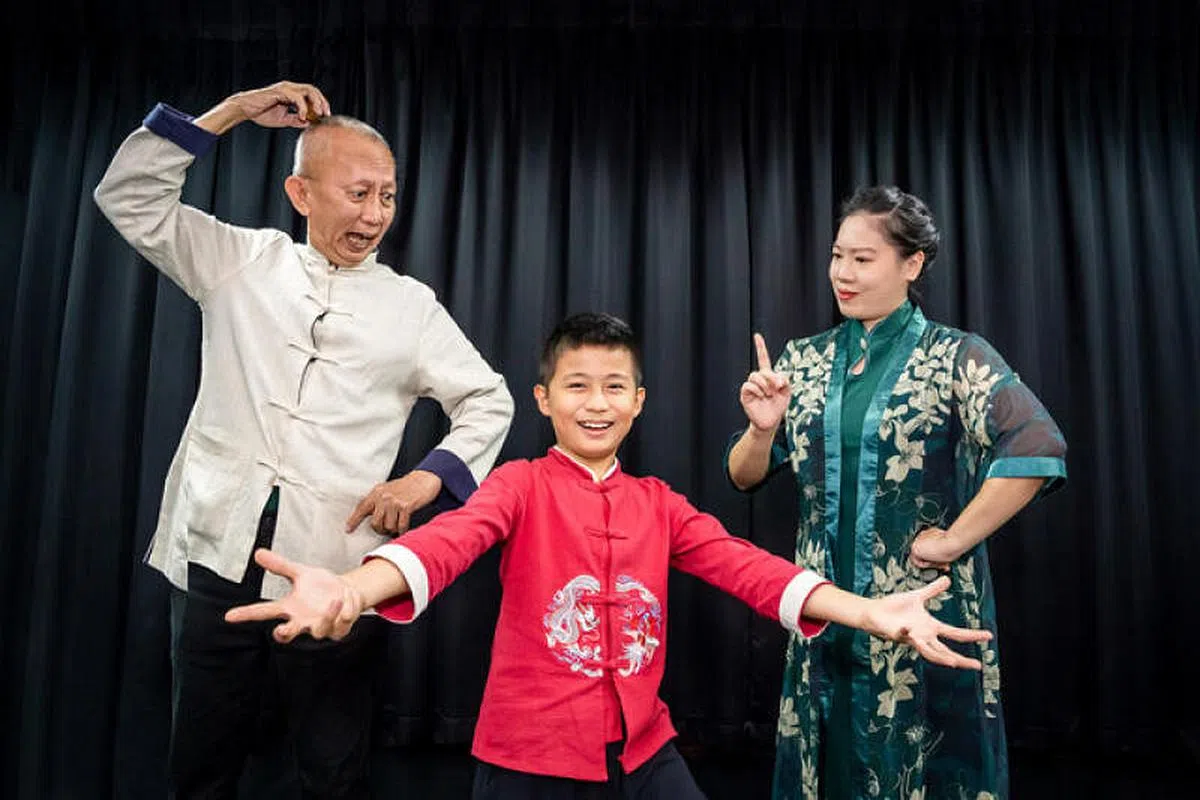 三位代表祖孙三代的演员串场，亦庄亦谐，营造节日气氛。（主办单位提供）