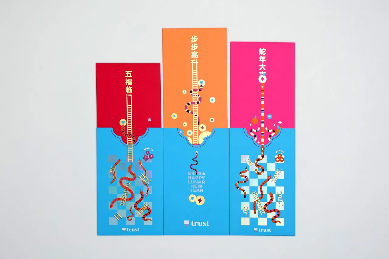 优信银行的红包封套可拉出，寓意步步高升，玩味十足。（龙国雄摄）