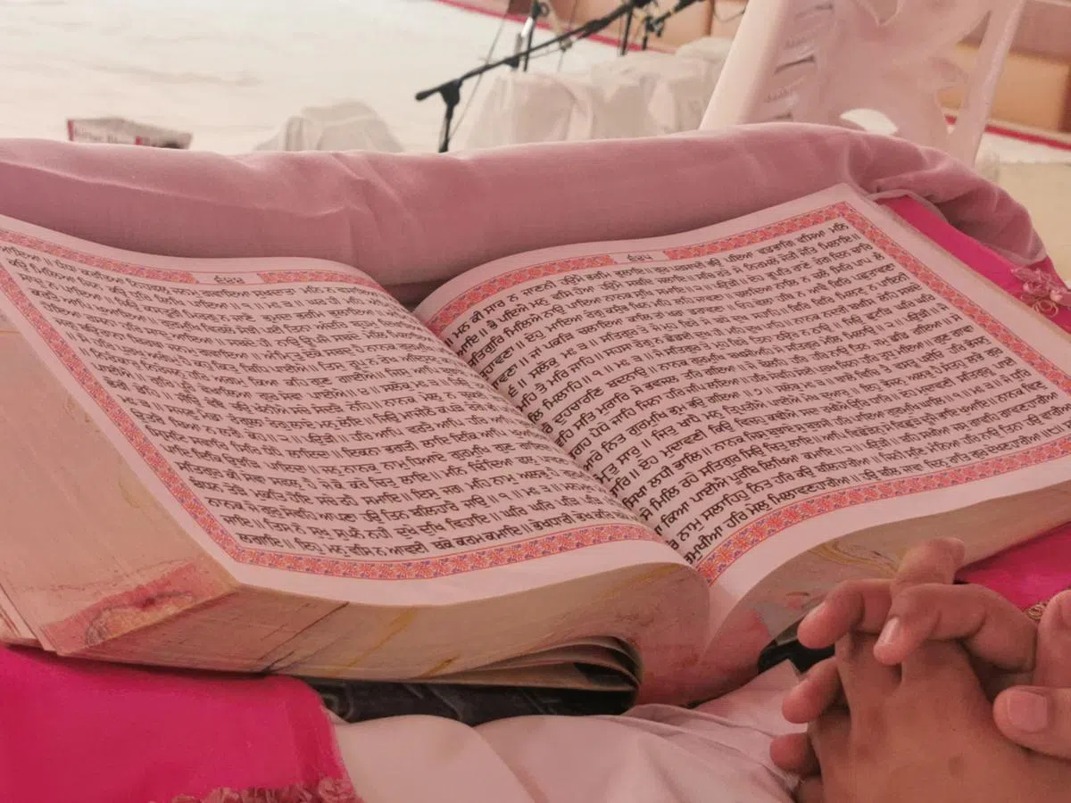 锡克教徒视圣书（Sri Guru Granth Sahib）为永远的祖师。（陈爱薇摄）