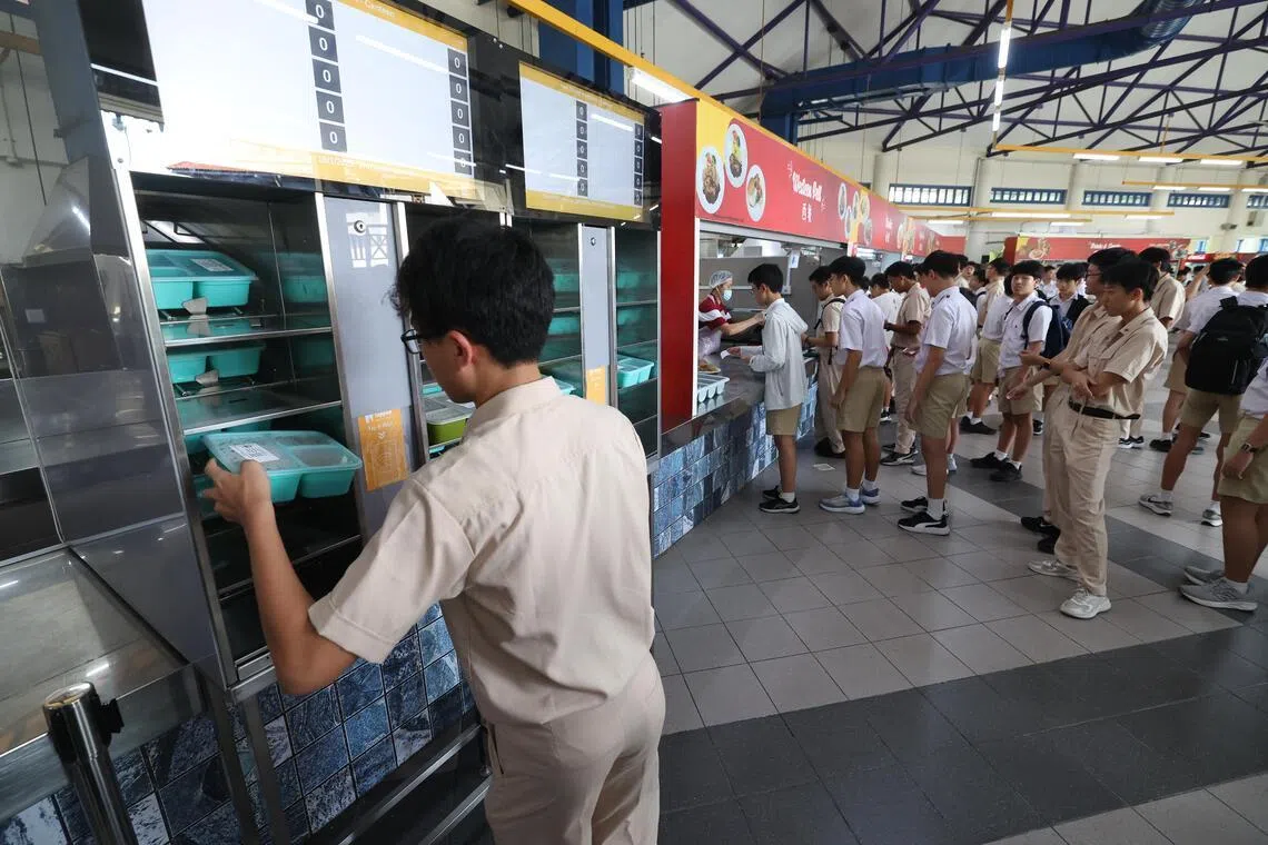 华中师生可提前至少两天，通过线上平台Tappee下单，每天有包括素食等八样便当可选，之后在贩卖机用预先登记的易通卡或学生卡扫描就可取餐。（唐家鸿摄）