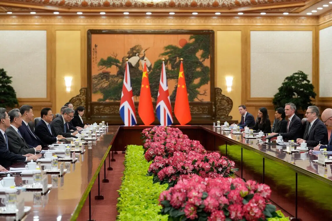 英国首相斯塔默（右二）星期四（1月29日）在北京人民大会堂中国国家主席习近平（左三）。（路透社）