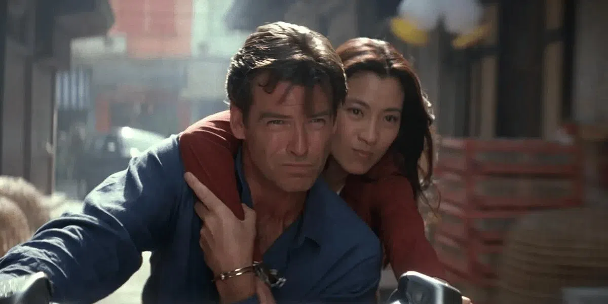 杨紫琼的首部好莱坞影片是和Pierce Brosnan合作占士邦电影《明日帝国》。（互联网）
