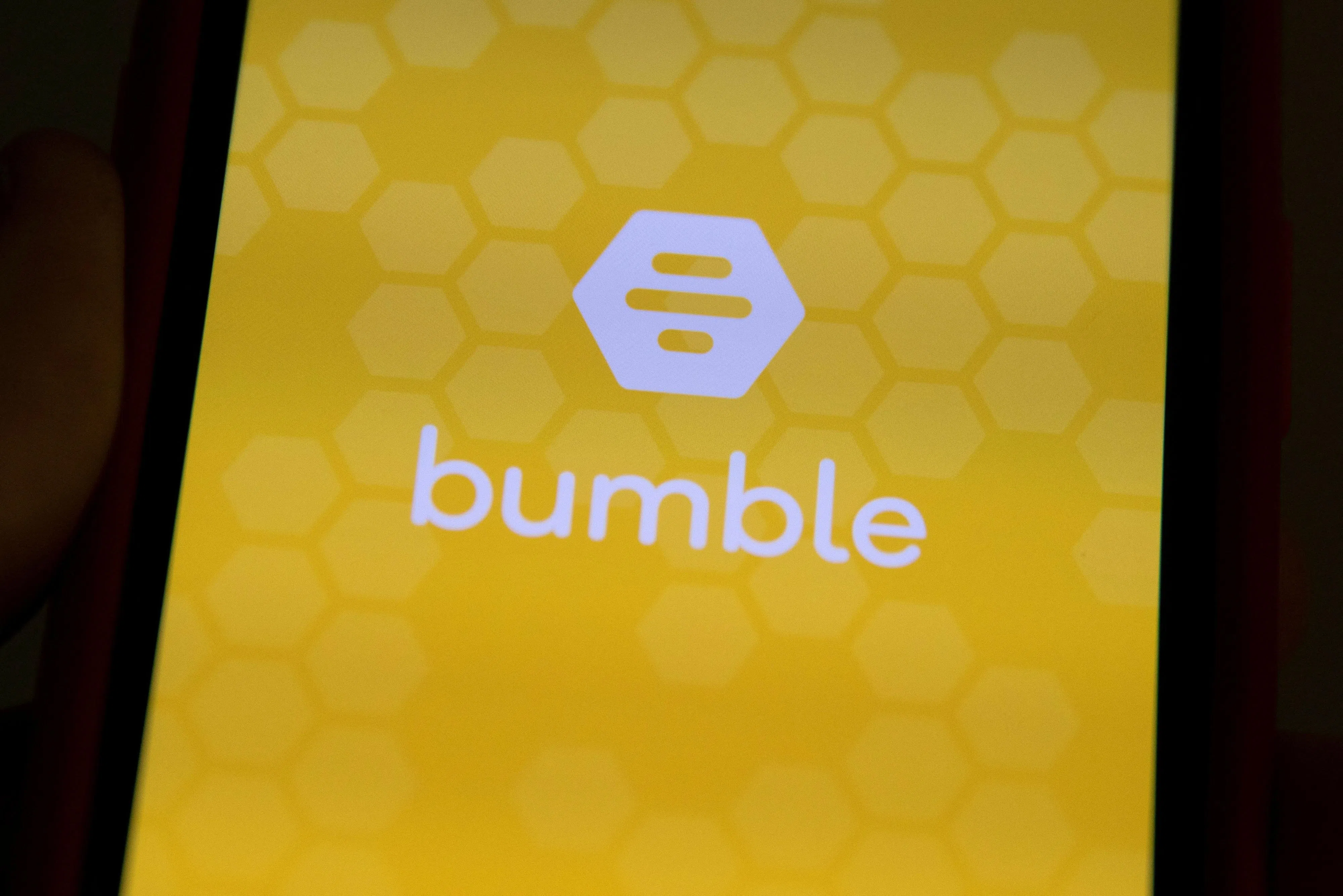 私有化可以为Bumble提供一次重整的机会，但是却不能代替它即刻业务转型。分析师认为，真正决定Bumble未来价值的，不是它何时退出股市，而是它能否让用户重新愿意打开应用、建立关系，并为此付费。（路透社）