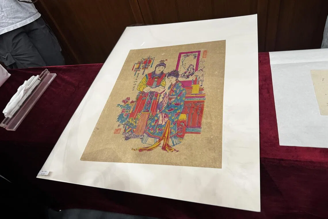 这幅山东年画据推测创作于1978年，画中的贾宝玉和林黛玉可能在读诗。中国国家图书馆藏品。（沈泽玮摄）