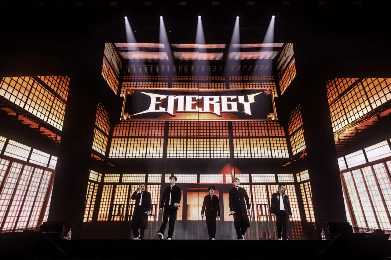 Energy穿着22年前的MV服装复刻歌曲《放手》，带现场粉丝回到过去。（档案照）
