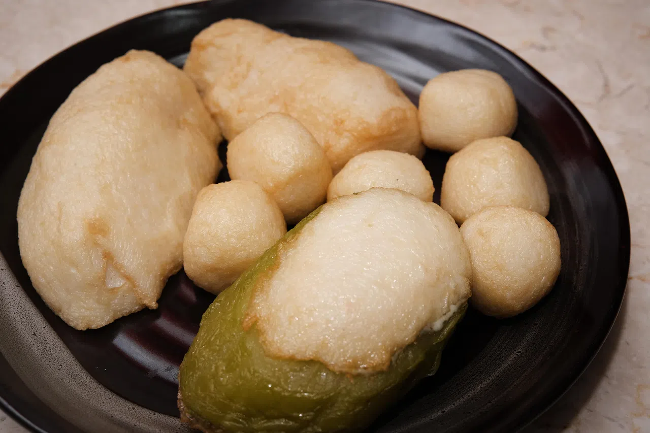 亚文手工鱼饼专注于手工制作的鱼饼和各类油炸食品。（曾坤顺摄）