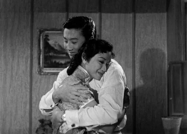 1957年的电影《椰林月》，由谢贤（右）和南红主演。（取自亚洲电影资料馆官网）