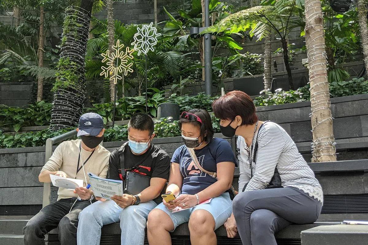 与家人一起挑战星耀樟宜盗窃案游戏中新奇有趣的挑战与任务，增进亲子互动，在欢愉气氛中探索星耀樟宜。注：拍摄时有遵守安全社交距离规定。（图／TRIBE TOURS提供）