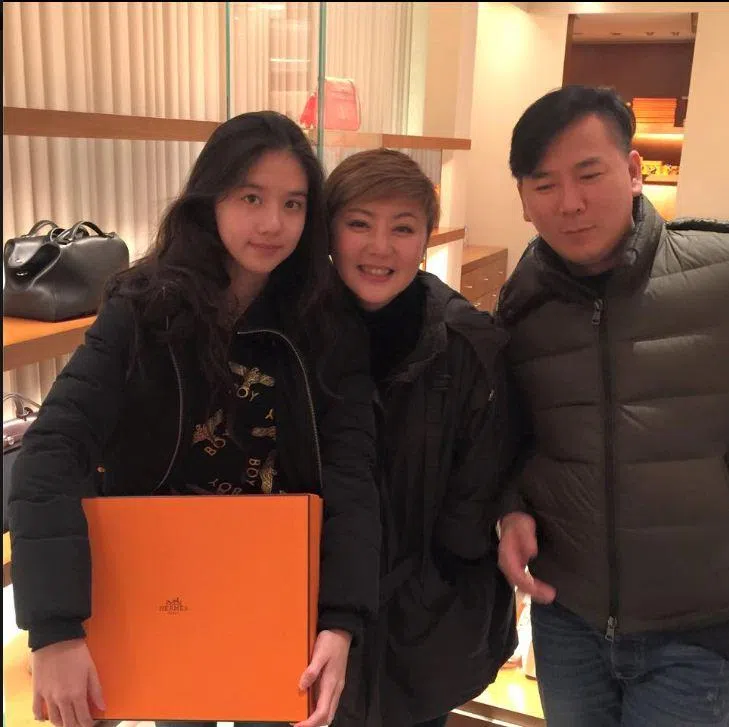 权怡凤（中）与李凯馨（左）母女和李荣达曾经亲如家人。（档案照）