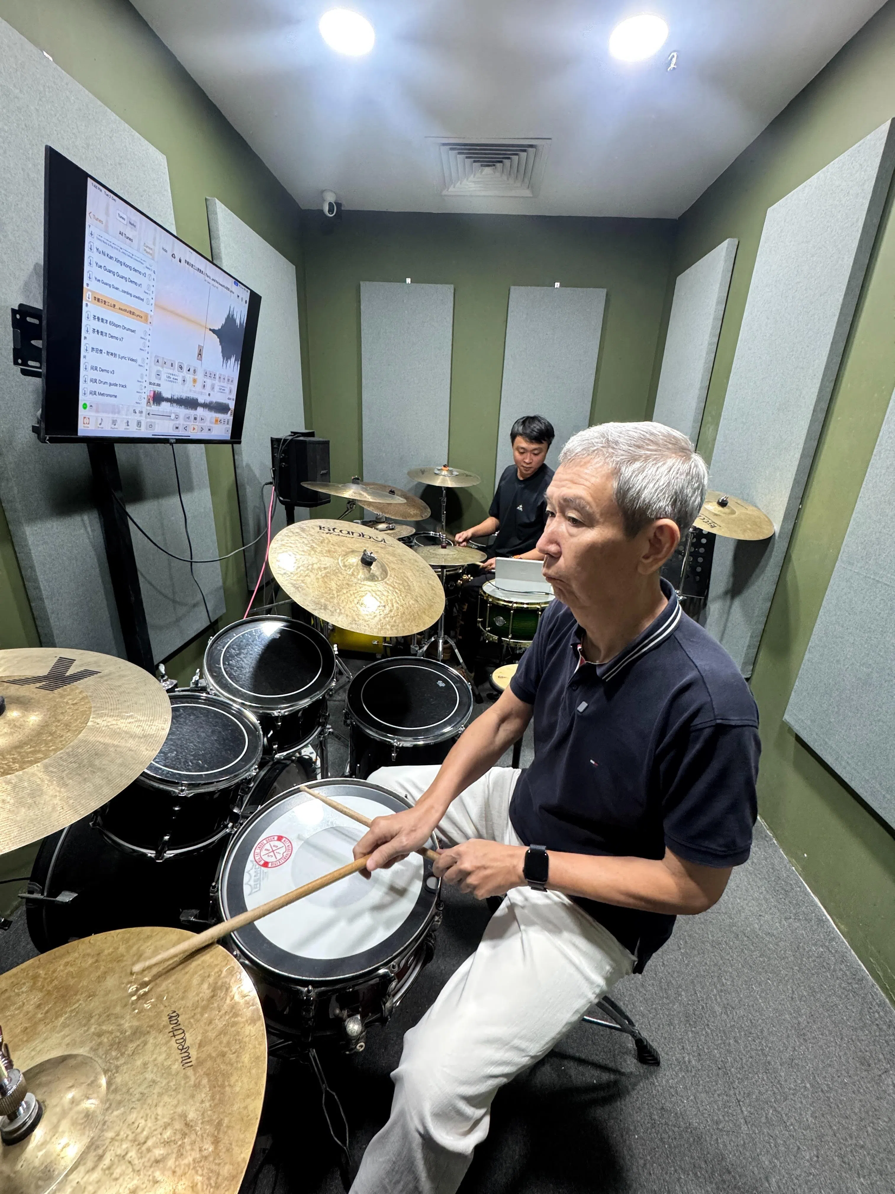 至今学鼓超过半年的林兴成，已能够跟着音乐演奏。（翁铭芯摄）