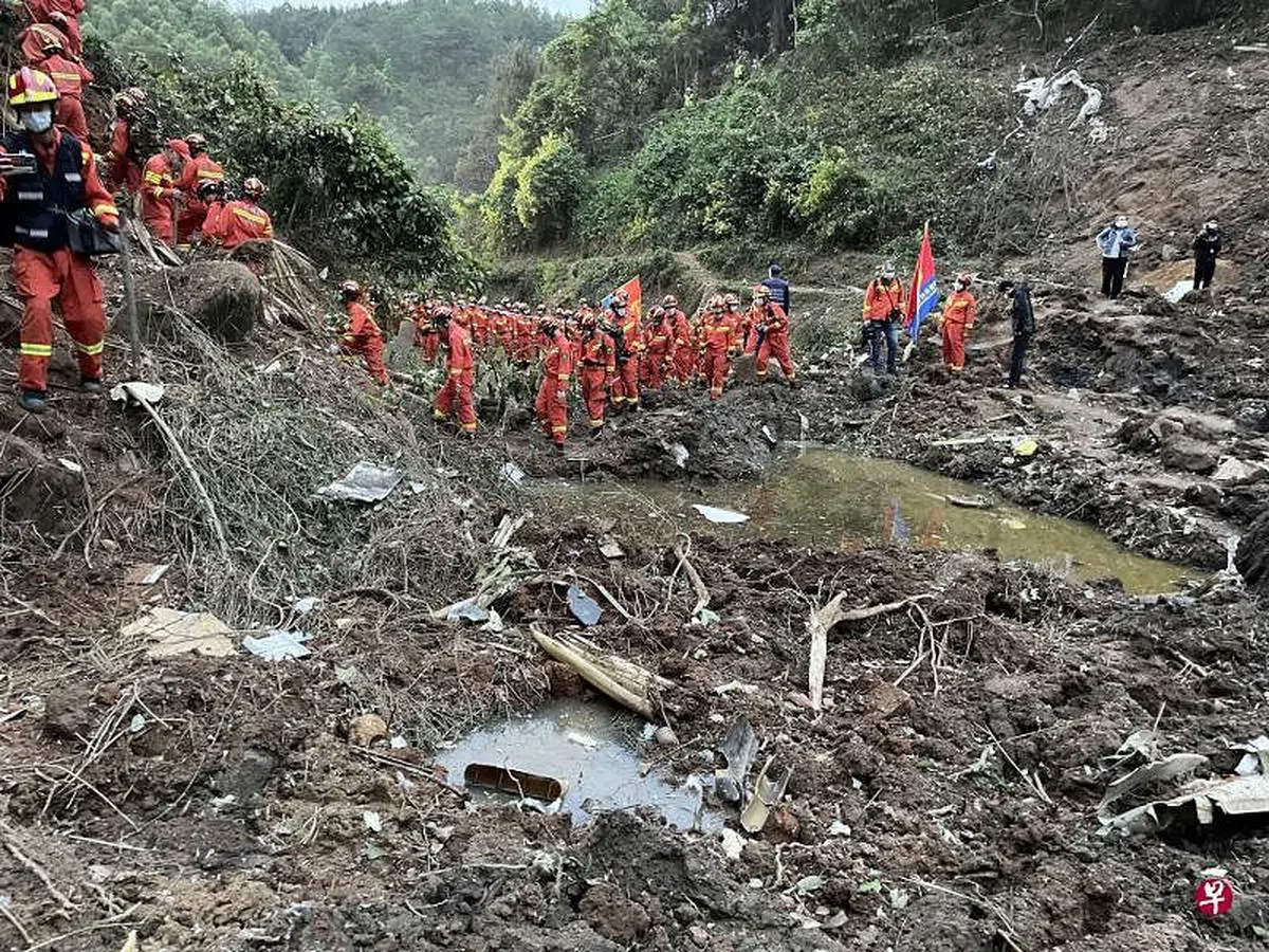在广西梧州藤县，搜救人员昨天进入东航客机坠毁事故现场核心区，搜索黑箱。（新华社）