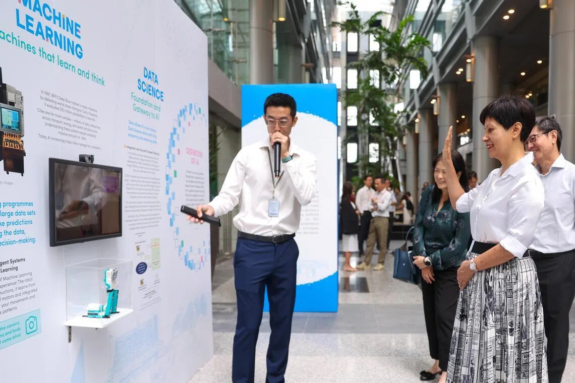 总理公署部长兼财政部与国家发展部第二部长英兰妮星期三为展览主持开幕，并在导览中聆听各展区的汇报。（白艳琳摄）